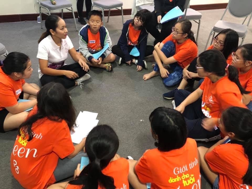 Các bạn teen ngồi vòng tròn chia sẻ